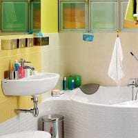 идея необычного интерьера ванной комнаты с угловой ванной фото