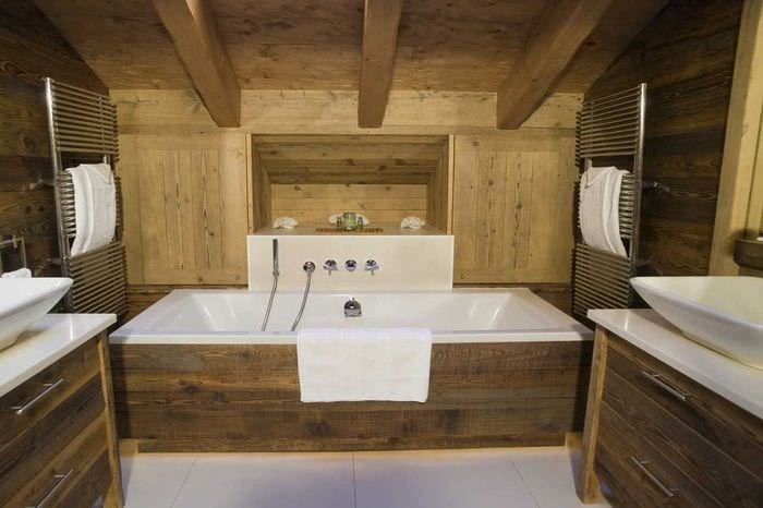 вариант красивого дизайна ванной в деревянном доме