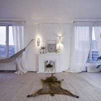 вариант яркого декора гостиной комнаты с камином фото