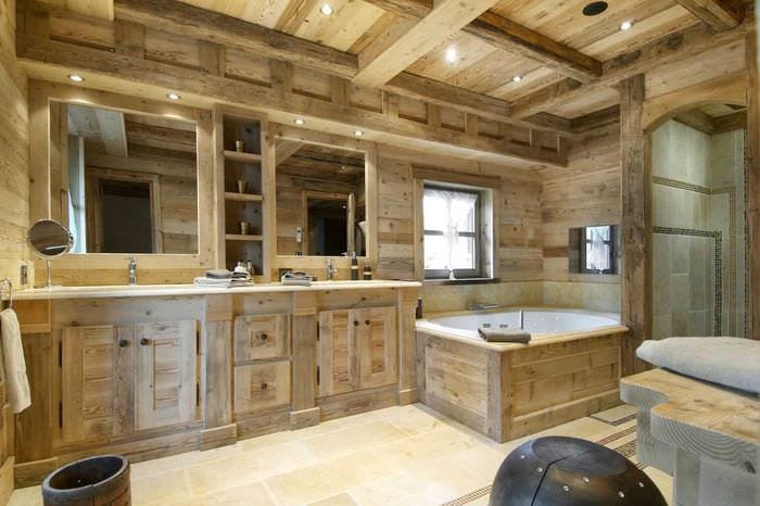 идея яркого дизайна ванной в деревянном доме