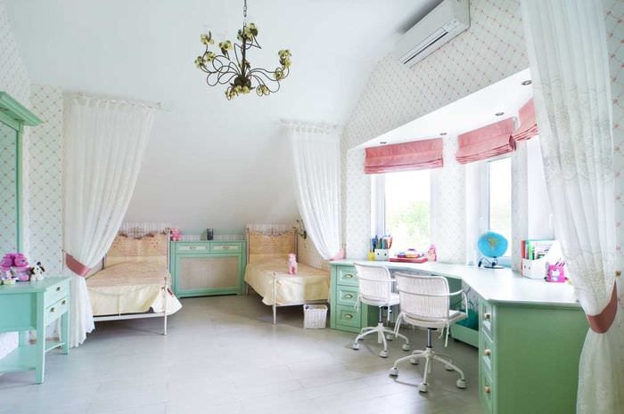 пример необычного стиля детской комнаты для двоих девочек