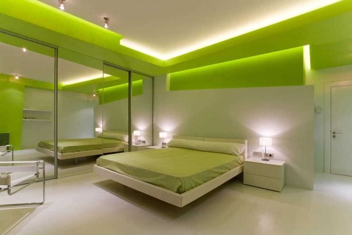 вариант использования зеленого цвета в ярком интерьере комнаты