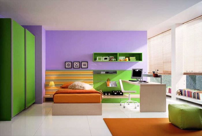 пример применения зеленого цвета в необычном декоре квартиры