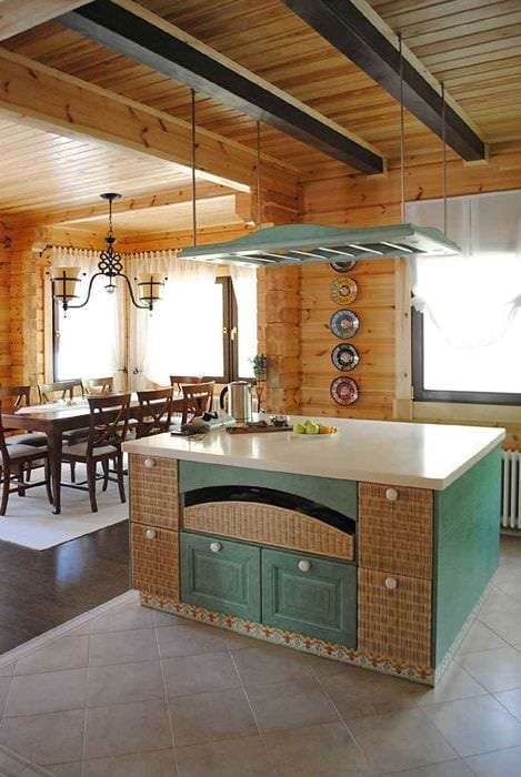 идея яркого декора кухни в деревянном доме