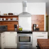 вариант светлого стиля кухни в деревянном доме фото