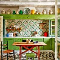 пример красивого интерьера кухни в деревянном доме картинка
