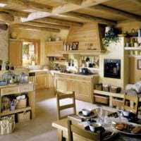идея светлого декора кухни в деревянном доме фото