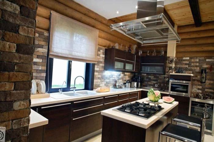 пример необычного интерьера кухни в деревянном доме