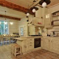 вариант необычного интерьера кухни в деревянном доме картинка