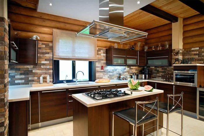 пример необычного стиля кухни в деревянном доме