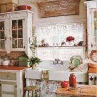 вариант светлого интерьера кухни в деревянном доме фото