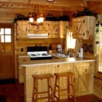 пример яркого декора кухни в деревянном доме фото