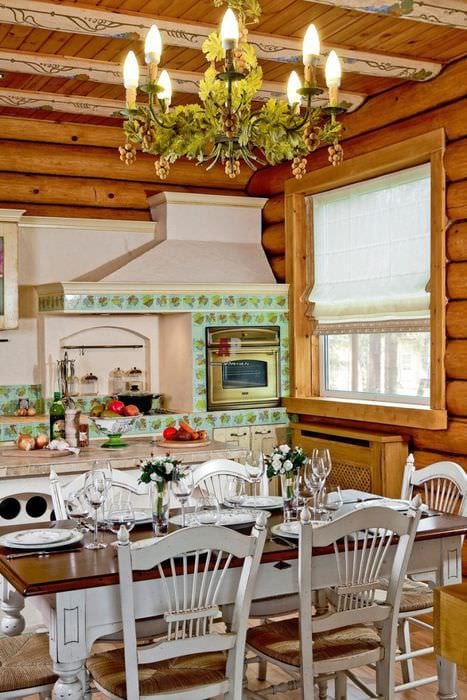 идея необычного дизайна кухни в деревянном доме