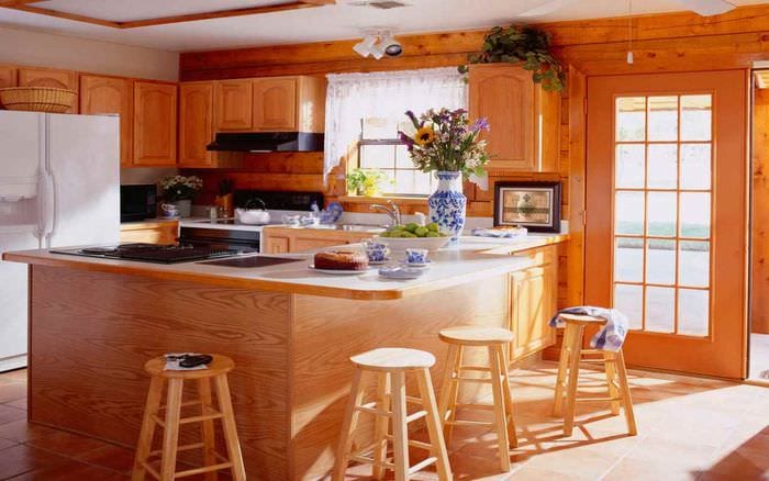 пример яркого интерьера кухни в деревянном доме