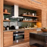 идея яркого дизайна кухни в деревянном доме фото