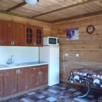 вариант красивого интерьера кухни в деревянном доме картинка