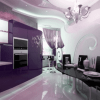 дизайн кухни с окном и фиолетовым гарнитуром