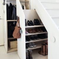 шкафы и полки под лестницей