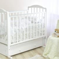 детская комната для новорожденного белая кровать