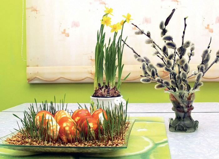 Праздничное оформление стола к Пасхе зеленью и цветами