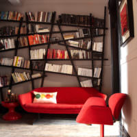 Наклонные полки для книг над диваном
