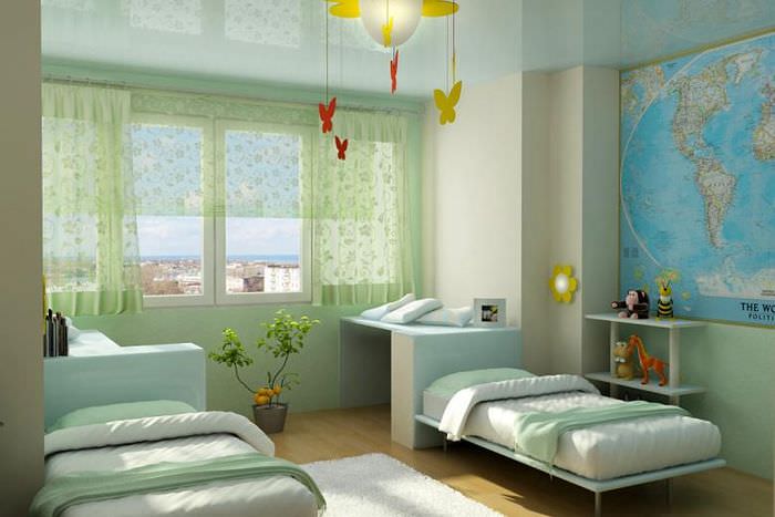 Две кровати в детской комнате и карта на стене