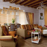Контраст яркой мебели и светлых стен в гостиной в стиле прованс