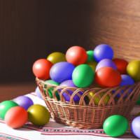 Яйца-крашенки для праздника Пасхи в корзинке