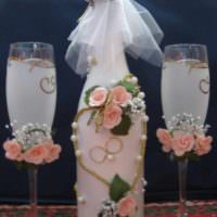 вариант необычного украшения декора свадебных бокалов фото