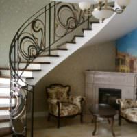 вариант яркого интерьера лестницы в честном доме фото