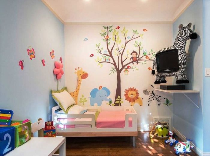 Детская комната с виниловыми наклейками на стене