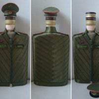 Стеклянная бутылка в военном кителе