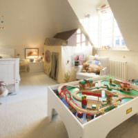 Дизайн детской комнаты с наклонными стенами
