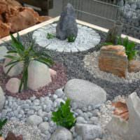 Камень и галька на садовой клумбе