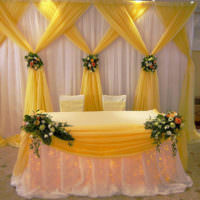 Желтая и бежевая ткани в оформлении свадебного стола