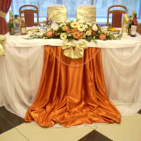 Фатиновая юбка по краям свадебного стола
