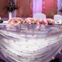 Подсветка фатиновой юбки на свадебном столе