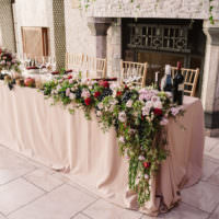 Свадебные стол на фоне камина