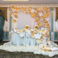 Искусственные цветы в оформлении свадебного стола