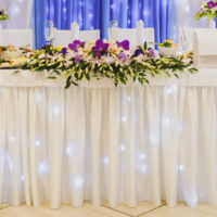 Романтические огни подсветки свадебного стола
