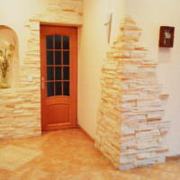 Пример оформления стен прихожей декоративным камнем