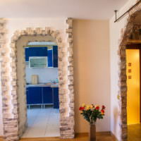 Оформление арок дверных проемов плитками натурального камня