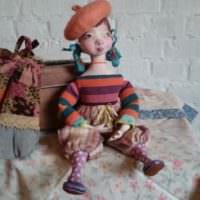 Кукла из папье-маше на комоде в гостиной