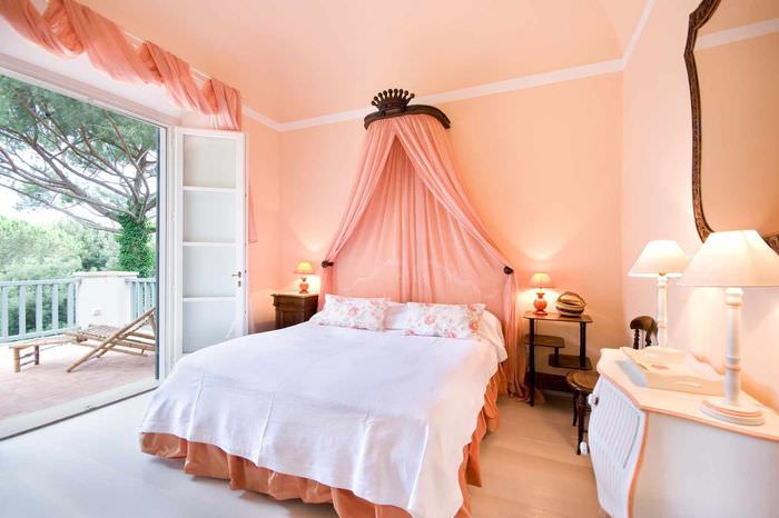 пример сочетания необычного персикового цвета в дизайне квартиры