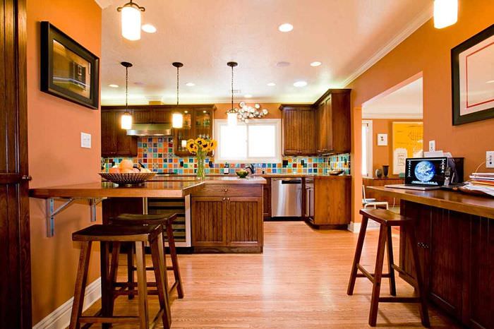 пример сочетания необычного персикового цвета в интерьере квартиры