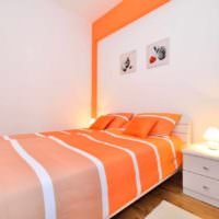 идея сочетания необычного персикового цвета в дизайне квартиры картинка