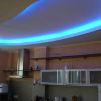 пример светлого стиля потолка кухни фото
