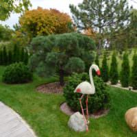Скульптура лебедя в саду