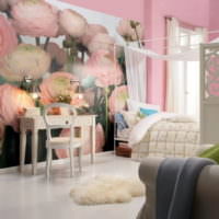 Светлая спальня в розовых тонах с фотообоями