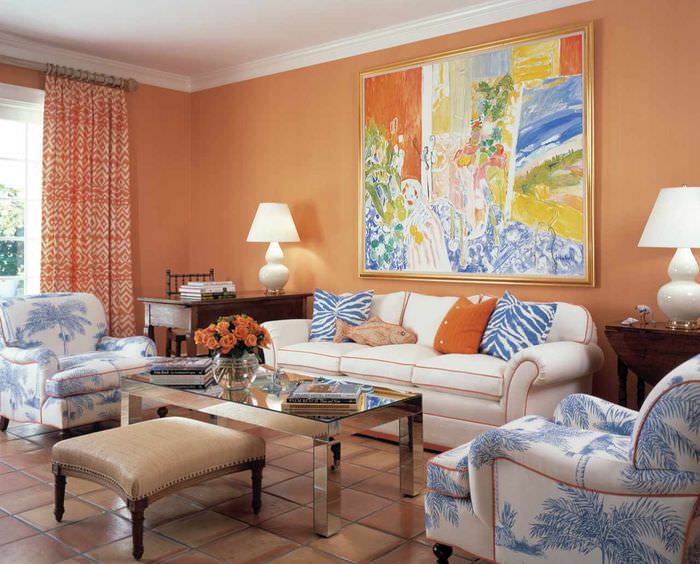 пример сочетания яркого персикового цвета в дизайне квартиры